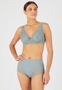 Conjunto de bralette de encaje y braga de cintura alta en suave tono azul verdoso. Detalles de encaje a los lados, bordes festoneados y diseño de escote en V profundo. Textura suave.