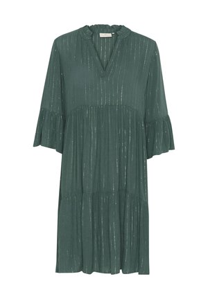 Roheline, põlvepikkune kleit, millel on lainetav kaelus ja varrukad. Omab vertikaalset triibutatud tekstuuri koos metallsete aktsentidega ja kihilise äärisega.