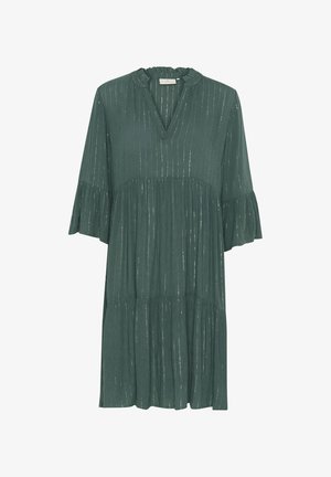 Roheline, põlvepikkune kleit, millel on lainetav kaelus ja varrukad. Omab vertikaalset triibutatud tekstuuri koos metallsete aktsentidega ja kihilise äärisega.