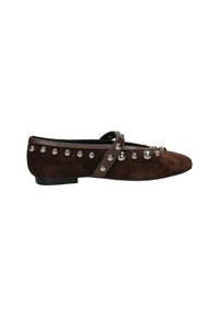 Scarpa piatta in suede marrone con punta rotonda, fascia incrociata e dettagli in borchie d'argento lungo il lato. Texture liscia e tacco basso.