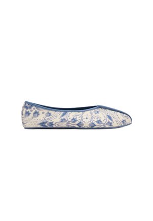 Ballerine plate à motif floral bleu et blanc, avec un bout arrondi et une semelle fine, présentée de profil sur fond blanc.