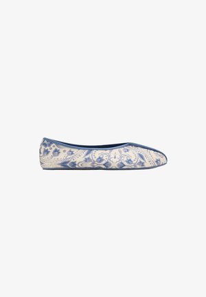 Ballerine plate à motif floral bleu et blanc, avec un bout arrondi et une semelle fine, présentée de profil sur fond blanc.