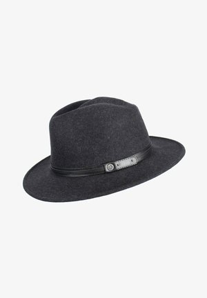 Grauer, weicher Fedora-Hut mit breiter Krempe, ausgestattet mit einem schwarzen Lederband und einem metallischen Akzent. Sanfte Textur und strukturierte Form.