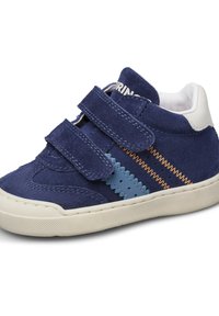 Scarpa alta in suede blu navy con dettagli bianchi, cinturini in velcro, cuciture a zigzag e suola in gomma testurizzata. Dettaglio con striscia blu evidente.