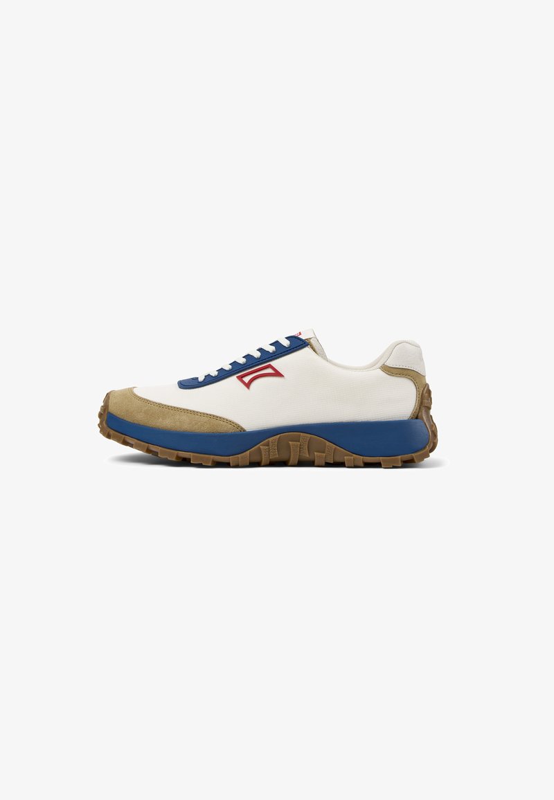 Bílá teniska s modrými doplňky, béžovým semišovým špičkou, texturovanou gumovou podrážkou a červeným logem. Má zavazování na tkaničky a polstrovaný límec.