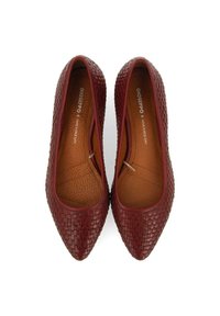 Bailarinas rojas trenzadas con punta afilada y parte superior texturizada. El interior cuenta con un forro liso en contraste de color tostado. Diseño ligero para mayor comodidad.