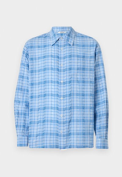 Φωτεινό γαλάζιο πουκάμισο με μακριά μανίκια, κουμπιά και μπλε καρό μοτίβο, με μυτερό γιακά, εμφανιζόμενο μπροστά σε απλό φόντο.