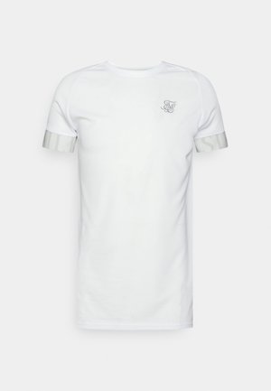 Biała t-shirt z krótkim rękawem z szarym logo na piersi oraz szerokimi szarymi paskami z subtelnym tekstem na mankietach rękawów.