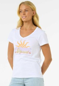 Hvid bomuld t-shirt med v-udskæring, prydet med et farverigt sol- og bølgegrafik, "Ripcurl" logo og afslappet pasform.