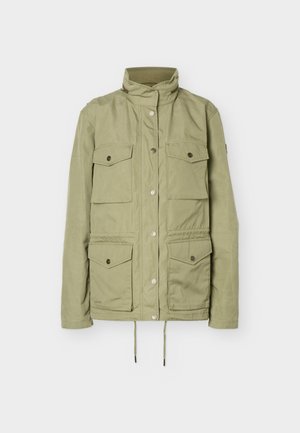 Jachetă utilitară verde kaki deschis, cu guler tip tunică, patru buzunare cu clapetă și nasturi de presiune, închidere frontală cu nasturi de presiune și șnururi reglabile la tiv.