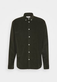 Mørkegrøn corduroy langærmet skjorte med knaplukning, knap-ned krave og hvide knapper foran og ved manchetterne.