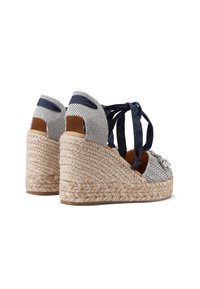 Sandali con zeppa e suola in juta naturale, tomaia in tessuto stampato grigio e blu navy, con lacci alla caviglia. Dettaglio decorativo sulla punta.