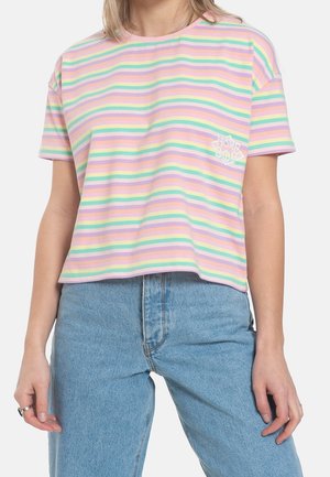 Krótka koszulka z krótkim rękawem z poziomymi paskami w pastelowych kolorach różu, zieleni i żółci, z małym logo "HOME BODY" na piersi.