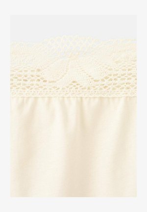 Kremowa tkanina z misterną koronkową lamówką z kwiatowymi i siateczkowymi wzorami wzdłuż górnej krawędzi.