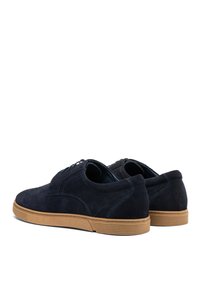 Zapatos de ante azul marino con suelas de goma, que cuentan con diseño de cordones, puntera redonda y detalles de costura texturizada en el cuerpo y el talón.