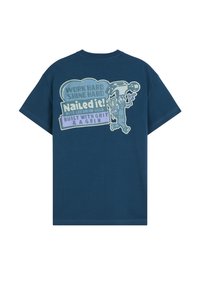 Μπλε σκούρο T-shirt με γραφικό καρτούν εργάτη που κρατά εργαλεία και κείμενο: Δούλεψε σκληρά, λάμψε δυνατά, Το κατάφερα!, Φτιαγμένο με σθένος και χαμόγελο.