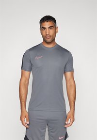 Nike Performance - ACADEMY 23 TOP BRANDED - Sport T-Shirt - iron grey/black/sunset pulse Thumbnail-Bild 1