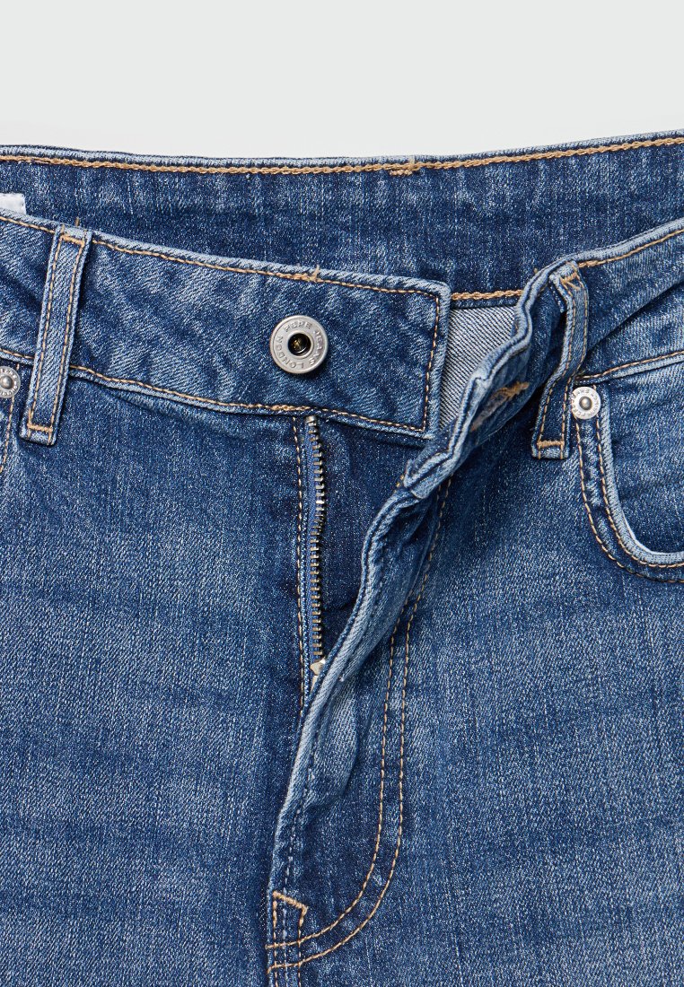 Blaue Jeans aus Denim mit Reißverschluss, Metallknopfverschluss und kontrastierenden Nähten. Der Stoff hat eine leicht ausgebleichte Textur.