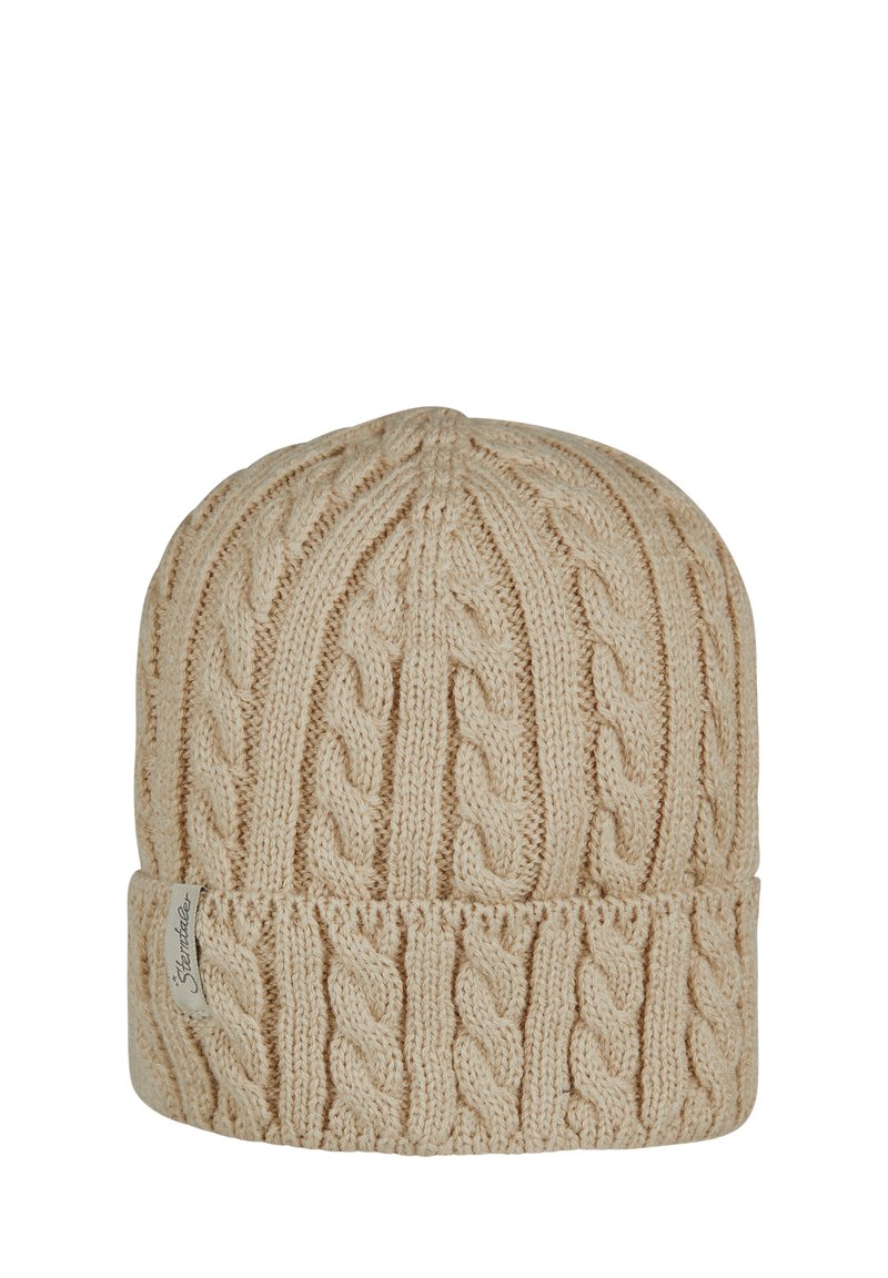 cremefarbene gestrickte Mütze mit einem Zopfmuster und einem umgeschlagenen Rippenbund. Auf der Seite ist ein kleines Etikett angebracht.