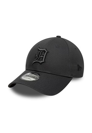 Casquette de baseball noire réglable avec une visière incurvée et la lettre stylisée "D" brodée sur le panneau avant.
