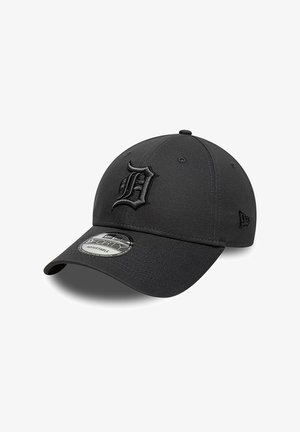 Casquette de baseball noire réglable avec une visière incurvée et la lettre stylisée "D" brodée sur le panneau avant.