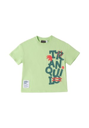 Hellgrünes kurzärmeliges T-Shirt mit senkrecht verlaufenden blauen Buchstaben, die "TRANQUILO" buchstabieren, roten grafischen Akzenten und einem kleinen weißen Fleck unten.