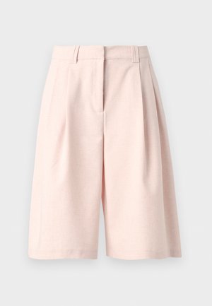 Højtaljede, lyserøde, knælange, vidde shorts med bærestropper og forreste plisseringer på en lys grå baggrund.