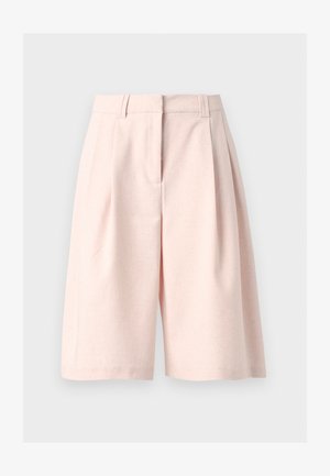 Højtaljede, lyserøde, knælange, vidde shorts med bærestropper og forreste plisseringer på en lys grå baggrund.