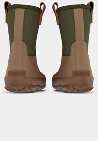 Une paire de bottes de pluie en caoutchouc vertes et marron avec des languettes, vues de dos, présentant des semelles texturées et la marque "bisgaard".