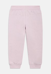 Világos rózsaszín, lágy tapintású melegítőnadrág, gumis derékpánttal és passzés szegéllyel a bokánál. Két hátul zsebes kialakítás. Normál szabás.