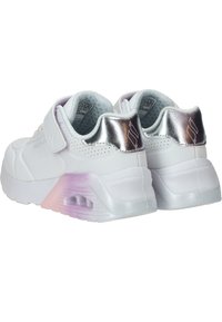 Baskets blanches avec des accents métalliques argentés, un col rembourré et une semelle extérieure dégradée violette. Comprend un détail perforé et des bandes Velcro.