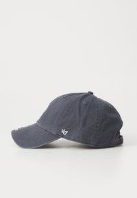 Marineblauwe pet in een hoek geplaatst om de klep te laten zien, met een klein wit "247" logo aan de zijkant, tegen een eenvoudige witte achtergrond.