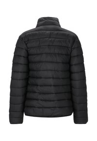 Svart vadderad jacka med hög krage, med horisontell quiltad design. Slät textur och elastiska muddarna vid ärmarna.