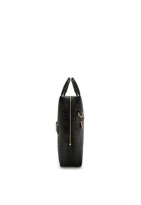 Sac à dos en cuir synthétique noir avec un motif crocodile, deux poignées supérieures, une fermeture éclair dorée et une poche latérale avec un accent doré.