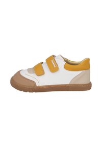 Zapatilla de cuero blanco y beige con tiras de velcro amarillas, punta redondeada, detalles texturizados y suela de caucho. Vista lateral que muestra claramente los detalles del diseño.