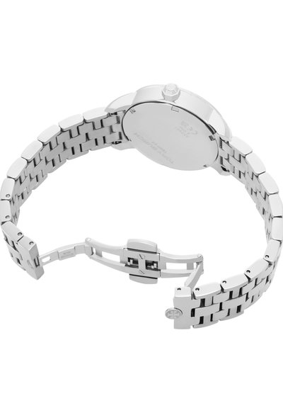 Ceas de mână metalic argintiu cu brățară legată, închizătoare tip fluture deschisă și carcasa spate vizibilă cu marcaje ale brandului.