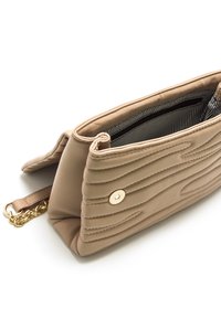 Bolso beige acolchado con un diseño texturizado, con un botón de presión dorado y forro interior a rayas. Correa de cadena visible.