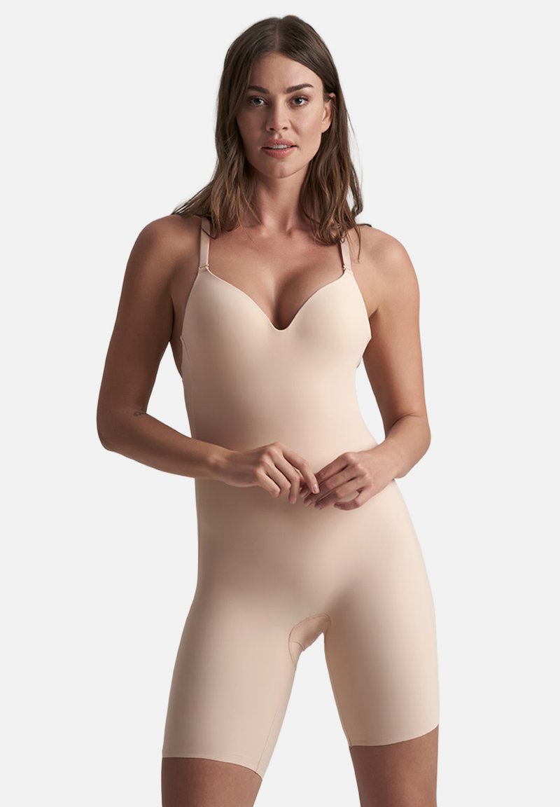 Body beige con una texture liscia, scollatura a V e spalline regolabili, caratterizzato da un design aderente che si estende fino a metà coscia.