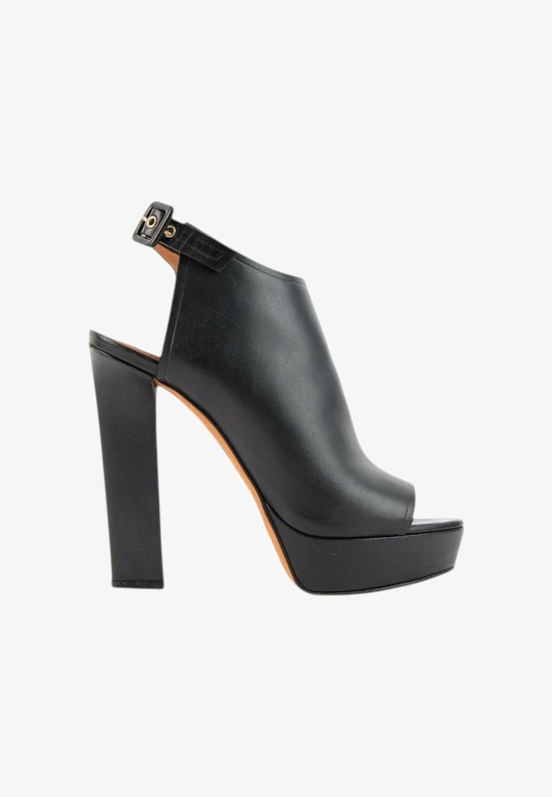 Sandale plateforme à talon haut en cuir noir avec bout ouvert et bride de cheville réglable avec boucle, vue de côté sur fond blanc.