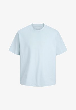 Camiseta de manga corta azul claro, hecha de algodón suave. Presenta un cuello redondo y un corte suelto y relajado, sin patrones ni detalles.