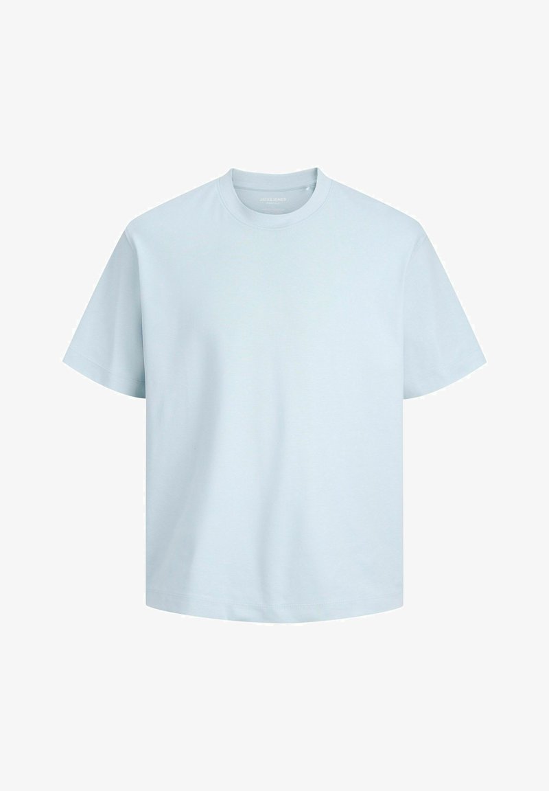 Camiseta de manga corta azul claro, hecha de algodón suave. Presenta un cuello redondo y un corte suelto y relajado, sin patrones ni detalles.