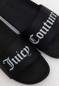 Juicy Couture CARMEN COLLEGIATE SLIDER - Baseino šlepetės - black