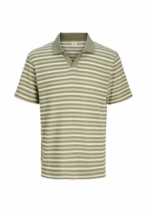 Polo à manches courtes de couleur vert clair avec des rayures horizontales dans des nuances variées de vert et de crème. Il possède un col en V et une texture douce.