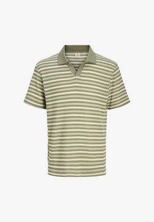 Polo à manches courtes de couleur vert clair avec des rayures horizontales dans des nuances variées de vert et de crème. Il possède un col en V et une texture douce.