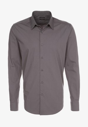 Camisa gris de manga larga con botones y cuello puntiagudo, con una textura suave y un brillo sutil, seis botones en la parte delantera y sin patrones visibles.
