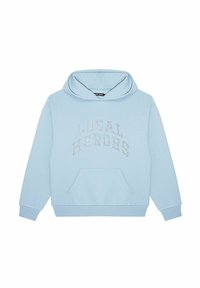 Jasnoniebieska bluza z kapturem, wykonana z materiału bawełnianego, z przednią kieszenią i tekstem z kryształkami "LOKALNI BOHATEROWIE" w łukowatym wzorze.