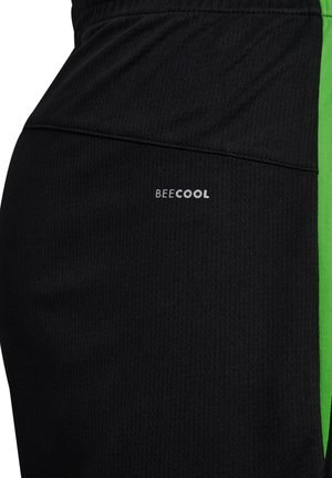 Sort tekstureret stof med små perforeringer, med ordet "BECOOL" i hvid ved siden af en lodret lys grøn stribe.