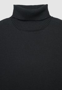 Maglione a collo alto nero a costine con una finitura textured e un colletto alto e ripiegato, caratterizzato da un design aderente.