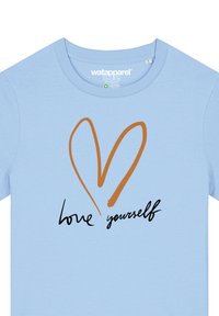 Hellblaues Baumwoll-T-Shirt mit einem braunen Herzgrafik und dem Text "love yourself" in einer schwarzen Schreibschrift. Kurze Ärmel, Rundhalsausschnitt.