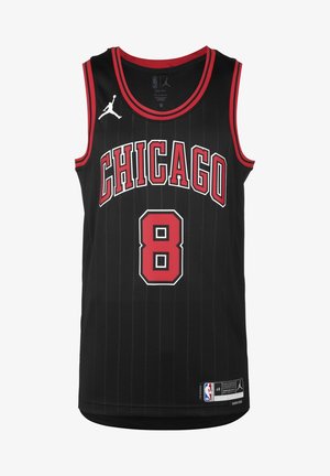 Camiseta de baloncesto negra de los Chicago Bulls con ribete rojo y blanco, número 8 en la parte delantera y logo Jordan Jumpman en el hombro derecho.